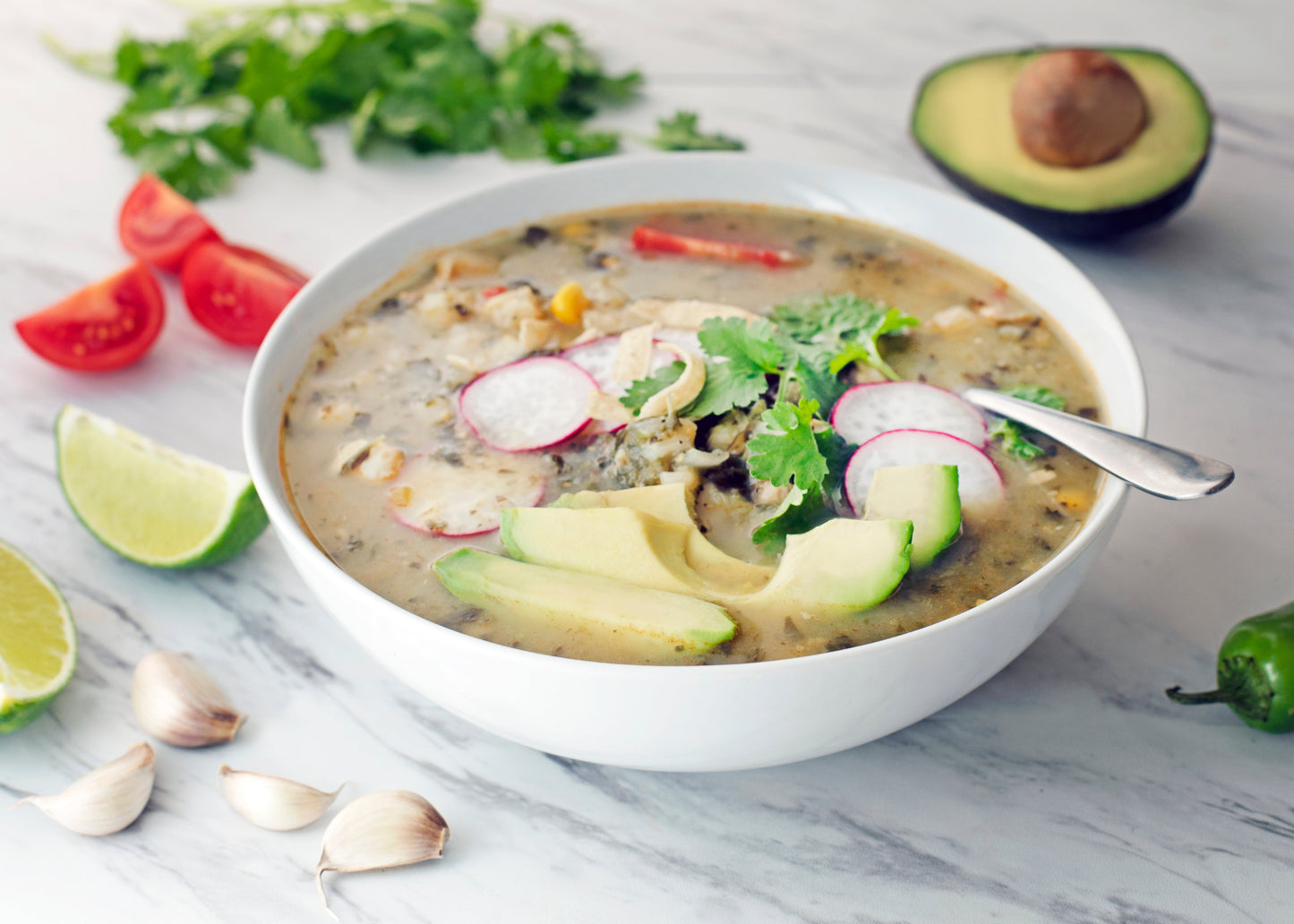 Sopa de fideos con verduras y aguacate